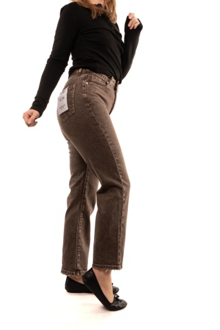 Jeansy damskie Mom Fit Queen Hearts Paris W3276-21 - Przydymiony brąz