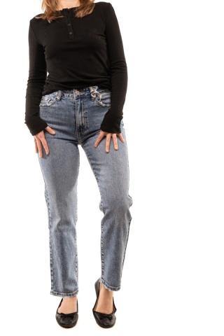 Niebieskie jeansy damskie Mom Fit Queen Hearts Paris - W3276-22