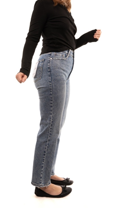 Niebieskie jeansy damskie Mom Fit Queen Hearts Paris - W3276-22