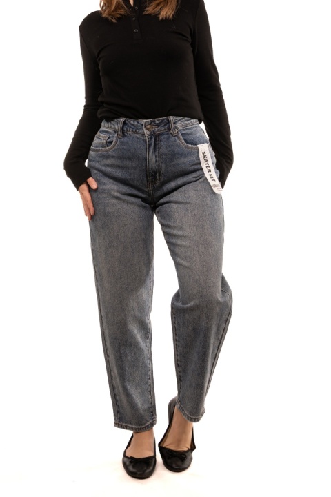 Niebieskie jeansy damskie Skater Fit z paskiem VERSION - 15103
