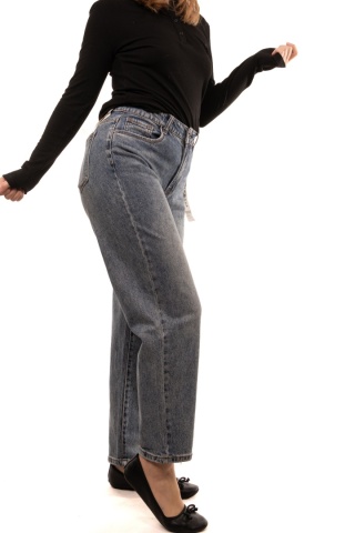 Niebieskie jeansy damskie Skater Fit z paskiem VERSION - 15103