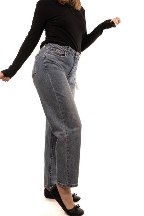 Niebieskie jeansy damskie Skater Fit z paskiem VERSION - 15103