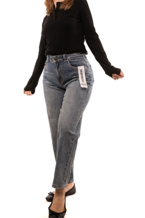 Niebieskie jeansy damskie Skater Fit z paskiem VERSION - 15103