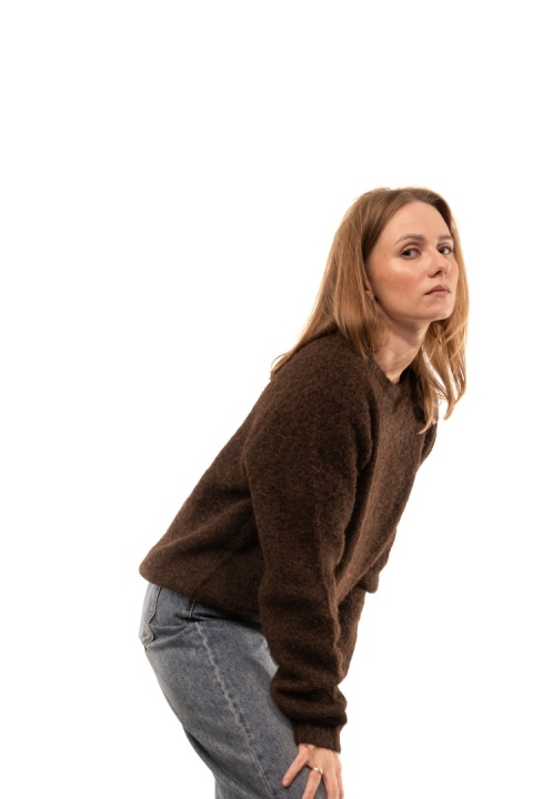 Puszysty sweter z alpaką i wiskozą MANÔSQUE - Brąz
