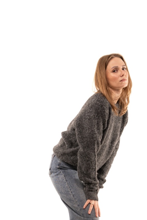 Puszysty sweter z alpaką i wiskozą MANÔSQUE - Grafit