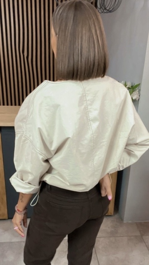 Kurtka YuHang – elegancja w miejskim stylu