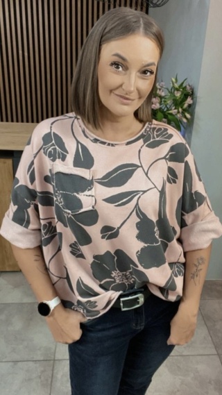 Bluzka oversize w kwiaty – Pudrowy róż z czarnym nadrukiem