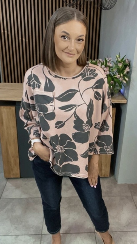 Bluzka oversize w kwiaty – Pudrowy róż z czarnym nadrukiem