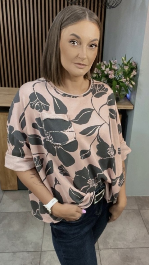 Bluzka oversize w kwiaty – Pudrowy róż z czarnym nadrukiem