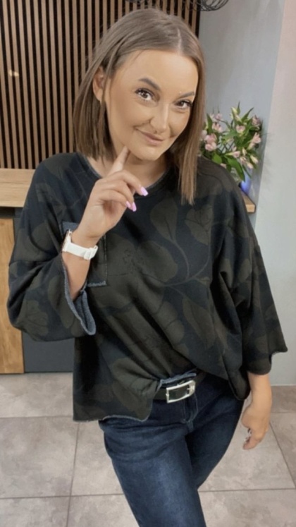 Bluzka oversize w kwiaty – Czerń z ciemnozielonym nadrukiem