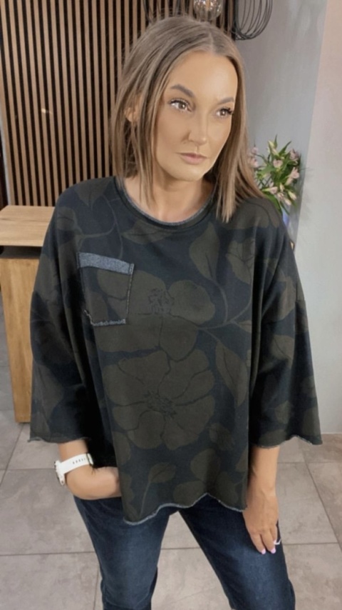 Bluzka oversize w kwiaty – Czerń z ciemnozielonym nadrukiem
