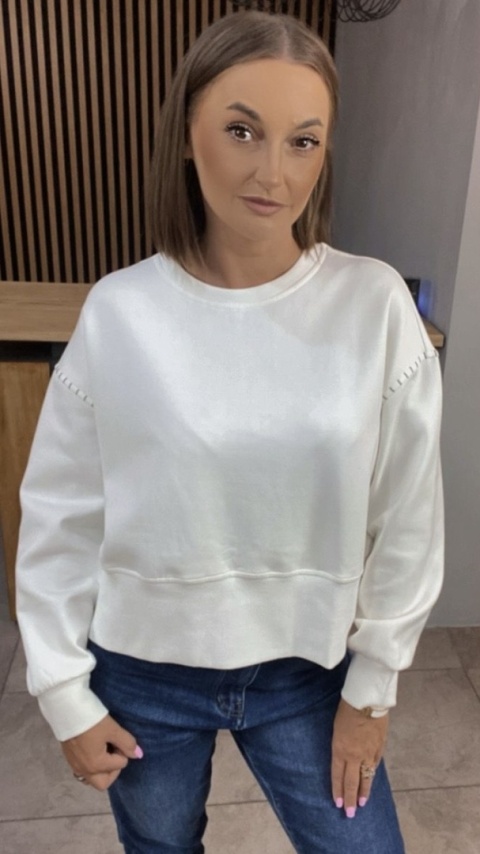 Bluza oversize – przeszycia przy rękawach