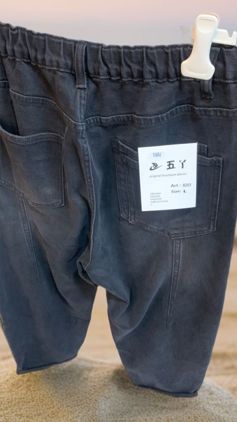 Jeansy Simple Plain z rozdarciami i bordowym podszyciem