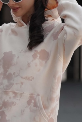 Klasyczna bluza z kapturem Lenoshka - Kremowy-puder tie-dye