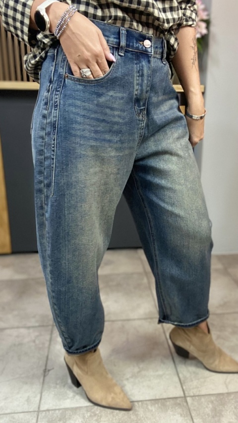 Jeansy Simple Plain – Denim z kontrastowym podwinięciem