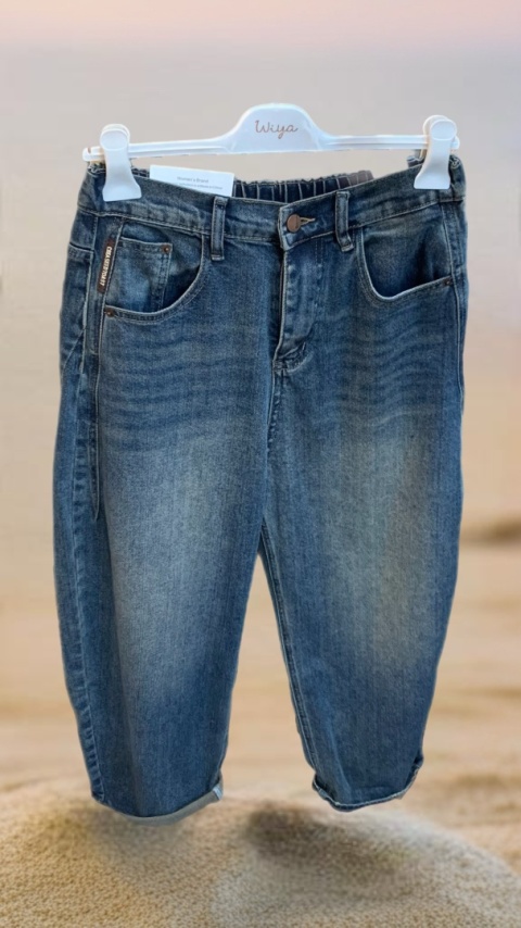 Jeansy Simple Plain – Denim z kontrastowym podwinięciem