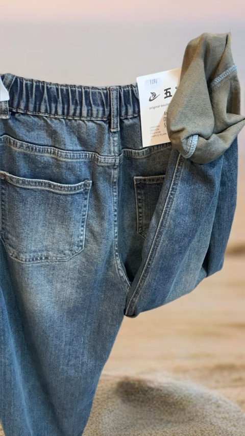 Jeansy Simple Plain – Denim z kontrastowym podwinięciem