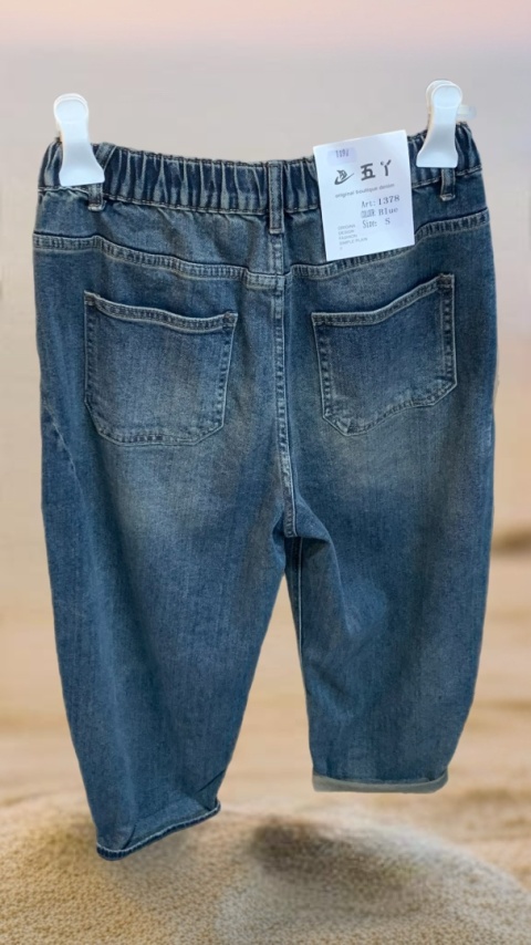 Jeansy Simple Plain – Denim z kontrastowym podwinięciem