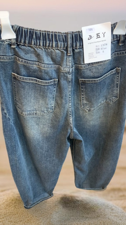 Jeansy Simple Plain – Denim z kontrastowym podwinięciem