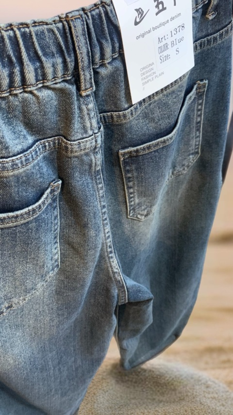 Jeansy Simple Plain – Denim z kontrastowym podwinięciem