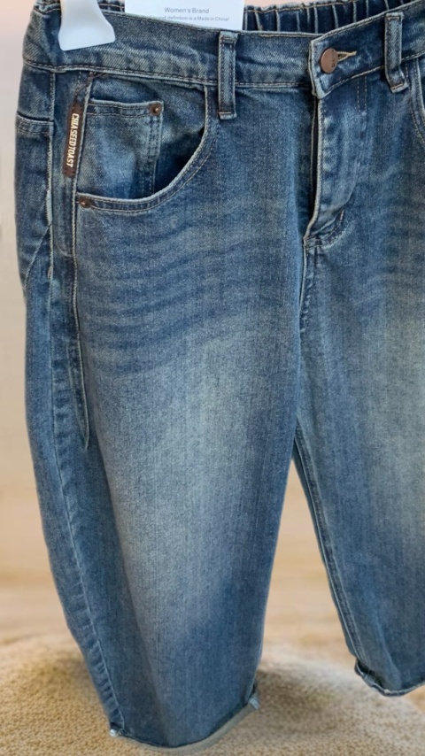 Jeansy Simple Plain – Denim z kontrastowym podwinięciem