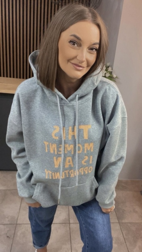 Bluza oversize z kapturem – „This Moment is an Opportunity” - Szary Melanż