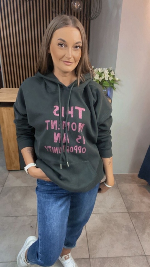 Bluza oversize z kapturem – „This Moment is an Opportunity” - Grafit