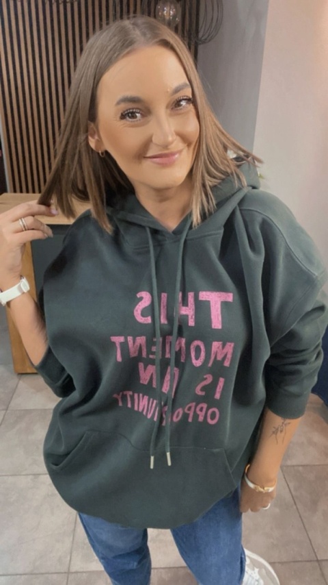 Bluza oversize z kapturem – „This Moment is an Opportunity” - Grafit