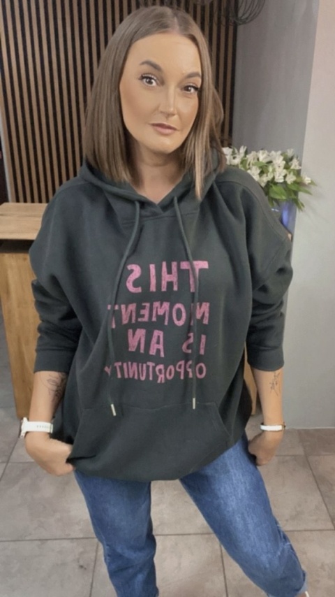 Bluza oversize z kapturem – „This Moment is an Opportunity” - Grafit