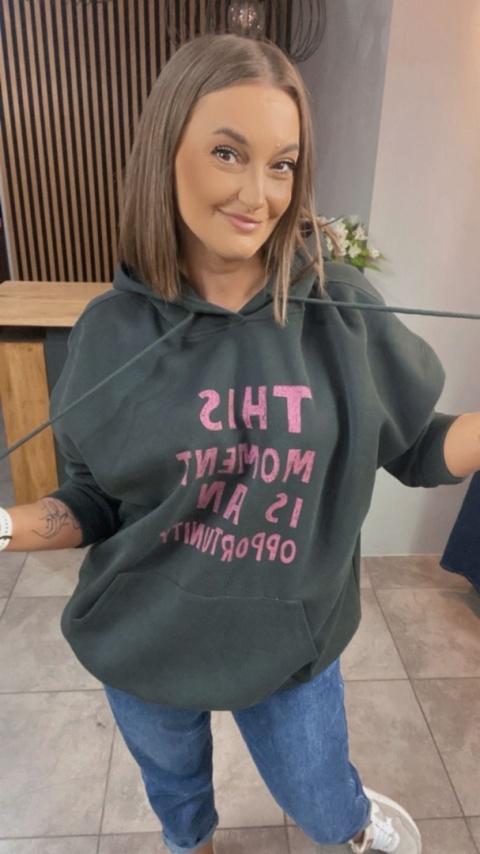 Bluza oversize z kapturem – „This Moment is an Opportunity” - Grafit