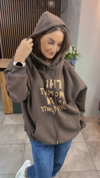 Bluza oversize z kapturem – „This Moment is an Opportunity” - Brąz