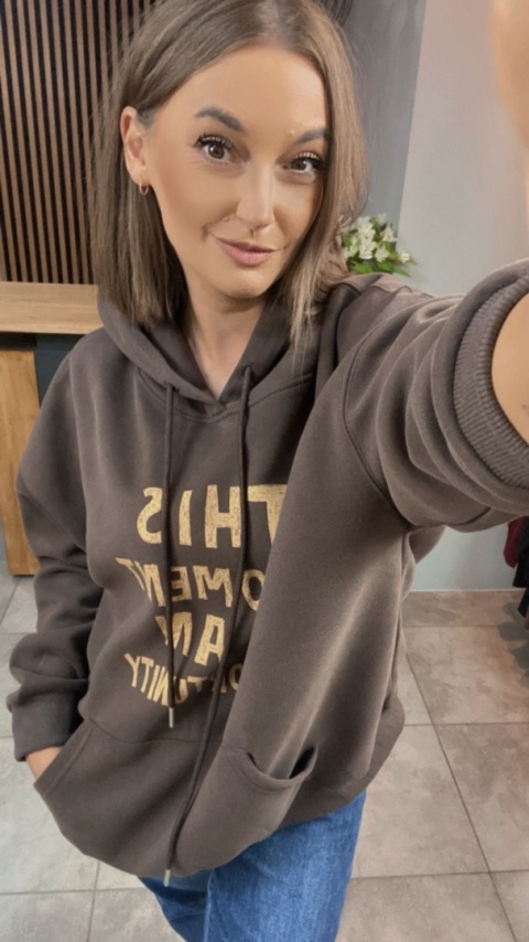 Bluza oversize z kapturem – „This Moment is an Opportunity” - Brąz
