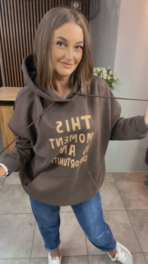Bluza oversize z kapturem – „This Moment is an Opportunity” - Brąz