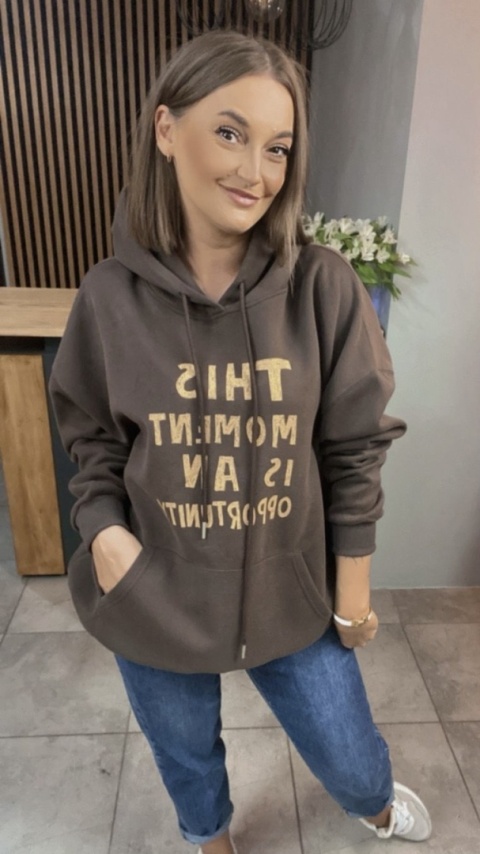 Bluza oversize z kapturem – „This Moment is an Opportunity” - Brąz