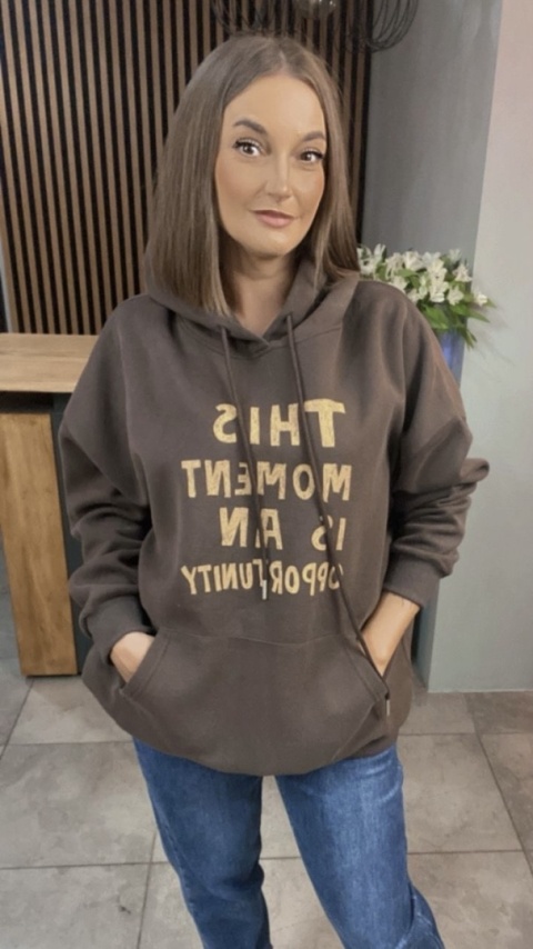 Bluza oversize z kapturem – „This Moment is an Opportunity” - Brąz