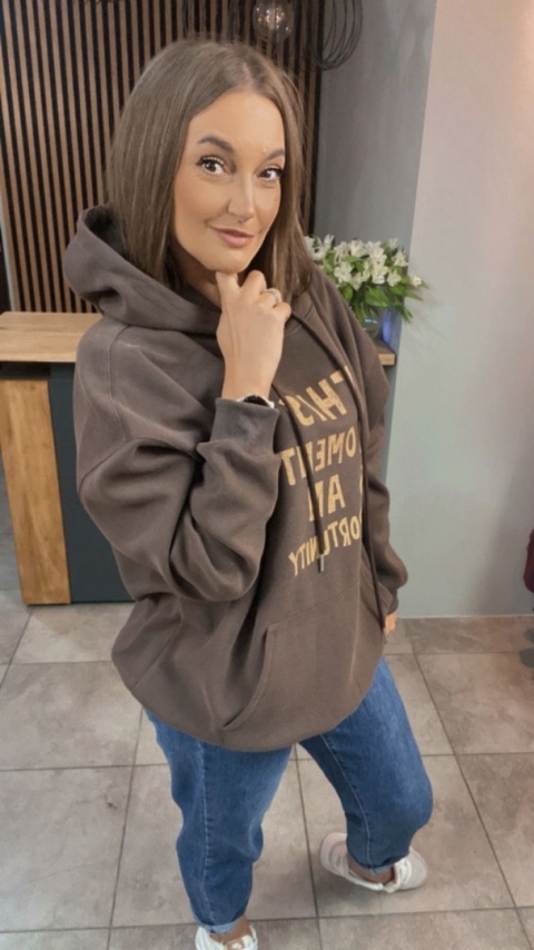 Bluza oversize z kapturem – „This Moment is an Opportunity” - Brąz