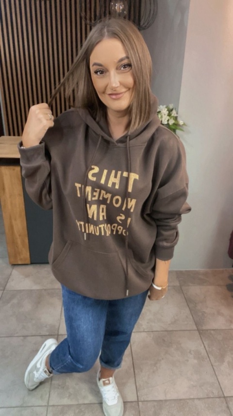 Bluza oversize z kapturem – „This Moment is an Opportunity” - Brąz